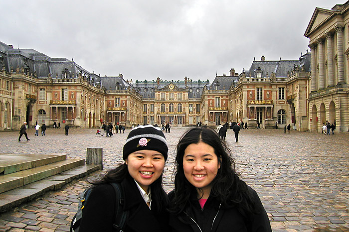 Mimi and Alice at Versaille